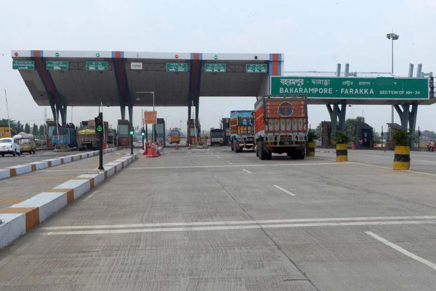 জাতীয় সড়ক রক্ষণাবেক্ষণের দায়িত্বে থাকে কেন্দ্রীয় সরকারের অধীনে থাকা ন্যাশনাল হাইওয়ে অথরিটি অফ ইন্ডিয়া (এনএইচএআই)। তারাই টোল সংগ্রহের দায়িত্বে থাকে। এনএইচএআই টোল বসিয়ে টাকা সংগ্রহ করে।