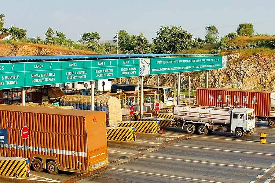 প্রতিরক্ষা বাহিনীর গাড়ির থেকেও টোল আদায় করা হয়। না। প্রধানমন্ত্রী, রাষ্ট্রপতি, হাই কোর্ট, সুপ্রিম কোর্টের বিচারপতি, বিদেশি রাষ্ট্রদূতদের মতো ভিভিআইপির গাড়ি থেকেও টোল আদায় করা হয় না।