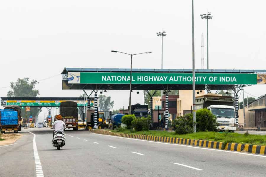 দেশের একাধিক রাজ্যের বেশ কিছু টোল প্লাজ়া থেকে টোল সংগ্রহের দায়িত্বে রয়েছে একটিই বেসরকারি সংস্থা।