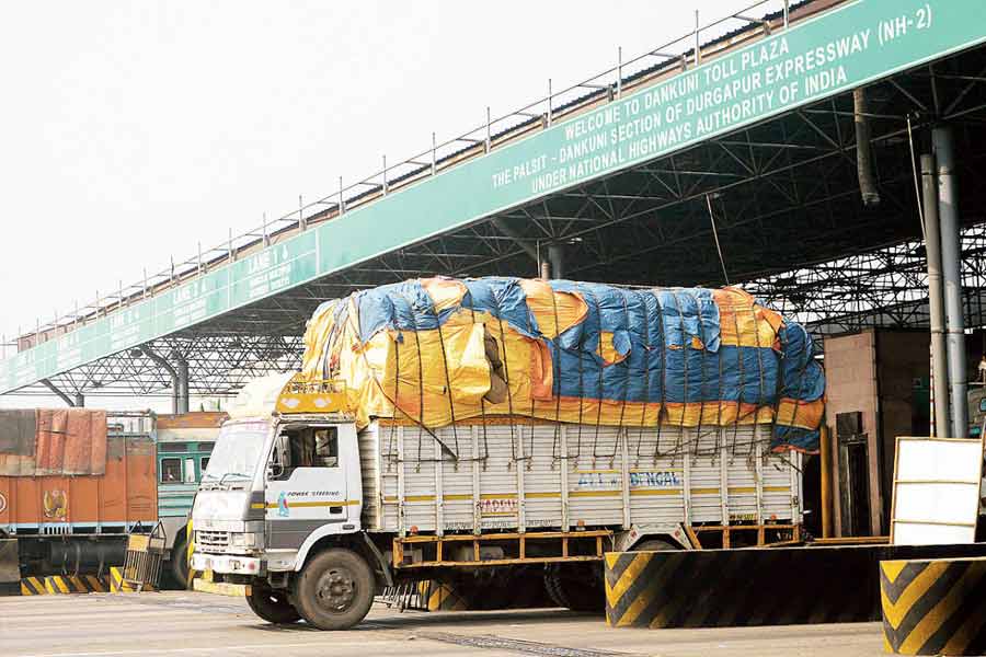 কিশোর ইলেকট্রিক্যাল ইঞ্জিনিয়ারিংয়ে স্নাতক। ২০০৮ সালের নীতি অনুযায়ী, দেশে একটি টোল প্লাজ়া থেকে ৬০ কিলোমিটার দূরত্বে পরের টোল প্লাজ়া রাখতে হবে।