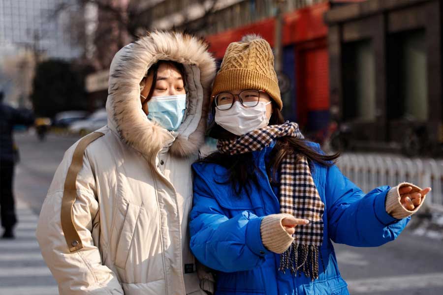 বরফে ঢেকে রয়েছে সমস্ত দেশ। ডিসেম্বর মাসের শেষে শৈত্যপ্রবাহের কবলে পড়ল চিন। তুষারপাতের পাশাপাশি বইছে কনকনে ঠান্ডা হাওয়াও।