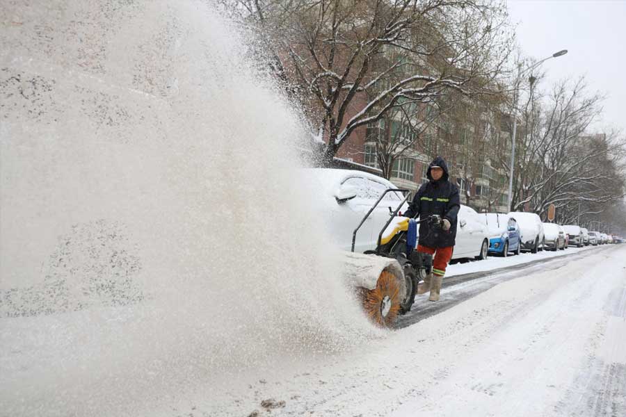 প্রায় চার দশক পর তাপমাত্রার নজির ভাঙল চিন। স্থানীয় আবহাওয়া দফতর সূত্রে খবর, ১৯৮০ সালের পর এমন ঠান্ডা পড়েনি চিনে।