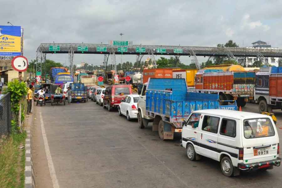 কোনও সড়ক তৈরি হলে টোল প্লাজ়া তৈরি করে দেয় সরকার। কত টোল হবে, তা নির্ধারণও করে দেয়। এই বিপুল সংখ্যক টোল প্লাজ়ার দায়িত্ব সামলানো একা সরকারের পক্ষে সম্ভব নয়। সেই দায়িত্ব দেওয়া হয় একাধিক বেসরকারি সংস্থাকে।