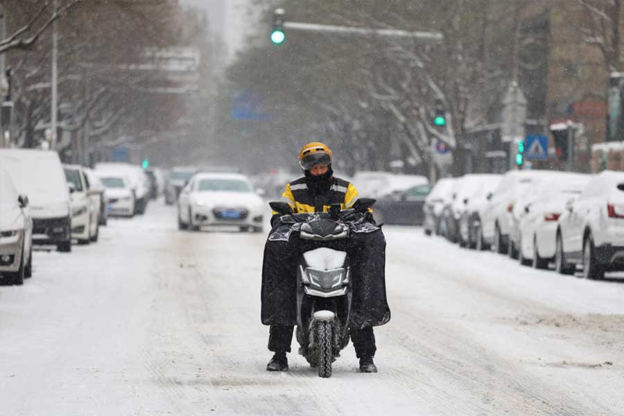পরিস্থিতি লক্ষ করে দেশ জুড়ে আপৎকালীন অবস্থা জারি করেছেন চিনের প্রেসিডেন্ট শি জিনপিং।