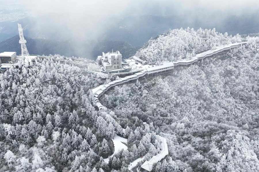 বরফ গলানোর জন্য সাইডওয়াকগুলিতে প্রতিনিয়ত লবণ ছড়িয়ে দেওয়া হচ্ছে। খুব একটা প্রয়োজন না থাকলে ঘরবন্দি হয়েই থাকছেন বাসিন্দারা।