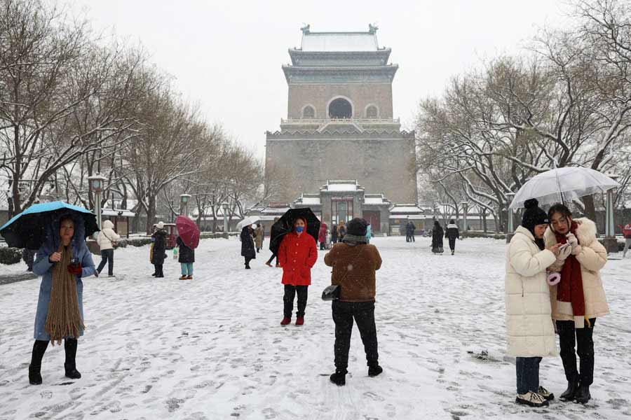 প্রশাসন সূত্রে খবর, ঠান্ডা বৃদ্ধি পাওয়ার কারণে গত সপ্তাহ থেকে বেজিংয়ের স্কুলগুলি বন্ধ রাখা হয়েছে। শৈত্যপ্রবাহ কেটে গেলে স্কুল খোলার সিদ্ধান্ত নেওয়া হবে বলে জানিয়েছে প্রশাসন।