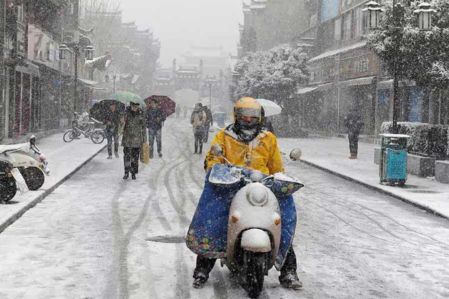 স্থানীয় আবহাওয়া দফতর সূত্রের দাবি, আগামী কয়েক দিনে শিংজিয়াং, শিচুয়ান, চংকিং, গুইজ়হোউ, গুয়াংশি, গুয়াংডং প্রদেশের তাপমাত্রা আরও ৫ ডিগ্রি সেলসিয়াস পর্যন্ত কমতে পারে।