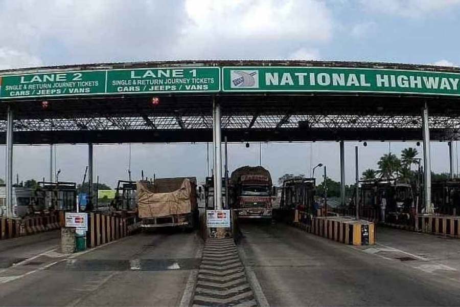 এখন এই সংস্থায় কাজ করেন ৪,০০০ জন। গোটা দেশে টোল সংগ্রহের রূপরেখা অনেকটাই বদলে দিয়েছে এই সংস্থা। নেপথ্যে রয়েছেন ‘টোল কিং’ কিশোর।