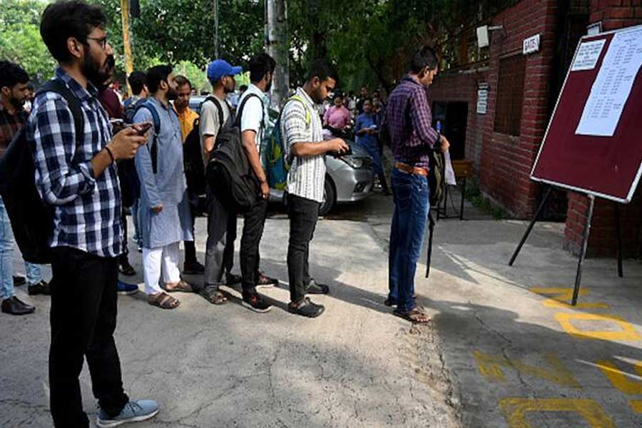 উপার্জনের জন্য সিনেমা হলেও কাজ করেছেন জয়গণেশ। কিন্তু তাঁর চোখে তখন অন্য স্বপ্ন। তাই চাকরি ছেড়ে ইউপিএসসি পরীক্ষার জন্য প্রস্তুতি নিতে শুরু করেন তিনি।