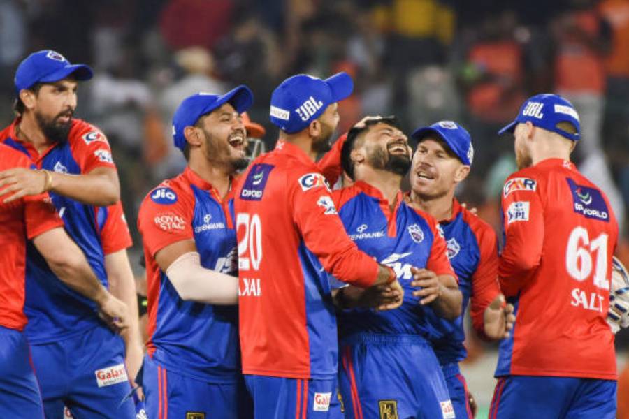 মঙ্গলবার দুবাইতে ২০২৪ সালের আইপিএলের জন্য নিলাম অনুষ্ঠিত হল। সব দলের মতো দিল্লি ক্যাপিটালসও বেছে নিয়েছে নিজের দরকারি খেলোয়াড়দের। দফায় দফায় গুজরাত, রাজস্থান কিংবা চেন্নাইয়ের সঙ্গে নিলাম যুদ্ধে রেষারেষি করে এই বছরের দল সাজিয়েছে তারা। ঋষভ পন্থের দলে এ বার বেশ ক’জন নতুন মুখ। এক নজরে দেখে নেওয়া যাক রাজধানীর দল রয়েছেন কারা।