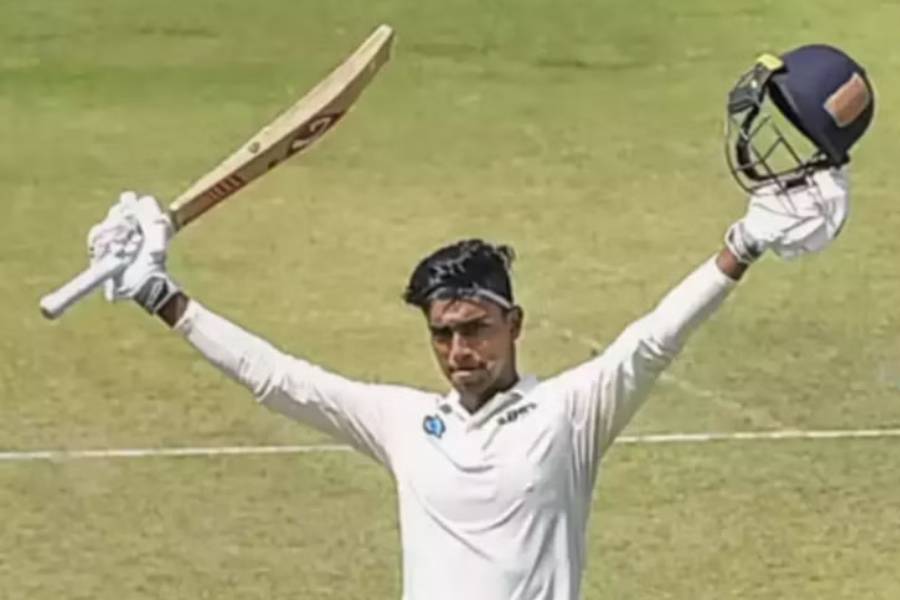 ঝাড়খণ্ড থেকে আসা উইকেটরক্ষক ব্যাটসম্যান কুমার কুশাগ্রর জন্য নিলামের লড়াই ছিল দেখার মতো। কিন্তু ডানহাতি এই ব্যাটসম্যানকে রাখার জন্য চেন্নাই ও গুজরাতকে পেরিয়ে ৭.২০ কোটি টাকা দিয়ে কিনতে হল দিল্লিকে।