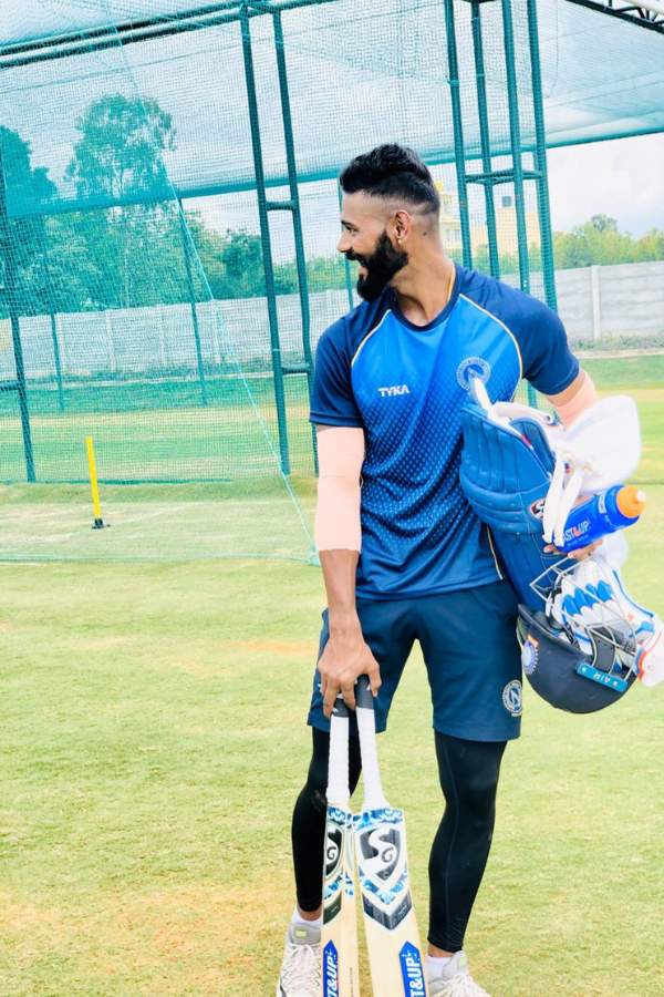 অলরাউন্ডার হিসাবে সুমিত কুমারকে দলে নিয়েছে দিল্লি। এক কোটি টাকায় নিলামে ডানহাতি এই ব্যাটসম্যানকে কিনেছেন তাঁরা। 