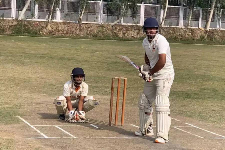 এই বছর আইপিএলে অভিষেক করছেন স্বস্তিক চিকারা। ব্যাটসম্যান হিসাবে তাঁর কাছে ভাল পারফর্ম্যান্স আশা করছেন সমর্থকেরাও। 