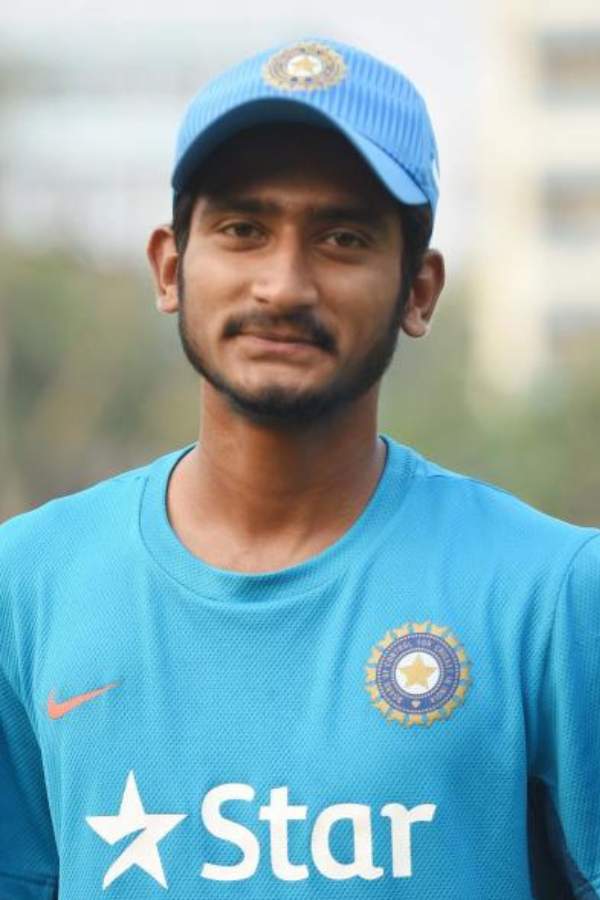 বোলার খলিল আহমদও রয়েছেন দলে। গত বছরের মতো এই মরসুমেও তাঁকে দেখা যাবে দিল্লির হয়ে খেলতে। 