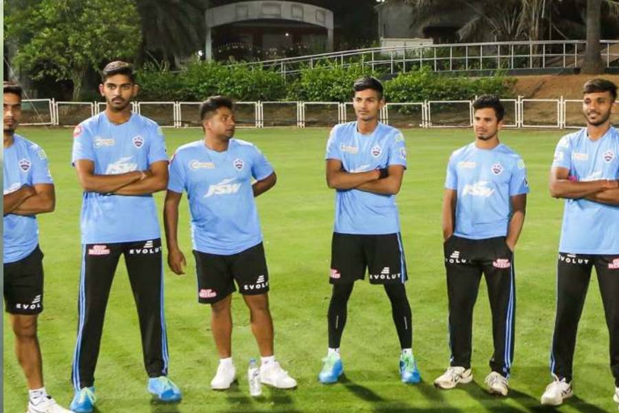 ভিকি অসওয়ালকে দলে রেখেছেন সৌরভরা। বোলিংয়ের জন্য তাঁর সুনাম রয়েছে। সেই ফর্ম ধরে রাখার আশা করছেন তাঁরা। 