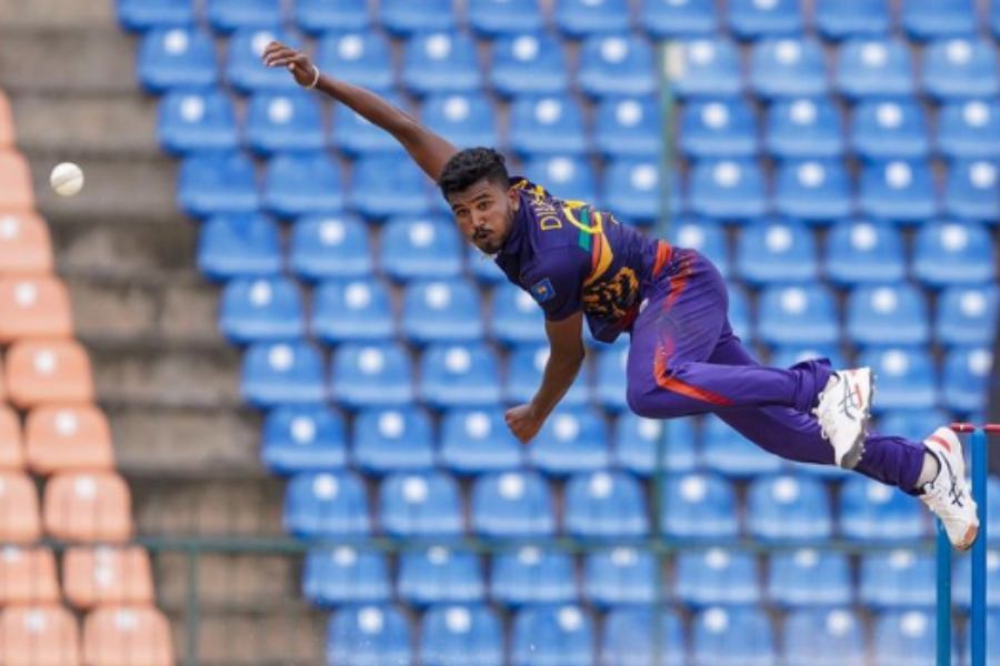 বোলারদের মধ্যে এই বছরে মুম্বইয়ের শ্রেষ্ঠ প্রাপ্তি দিলশান মদুশঙ্ক। শ্রীলঙ্কার এই বোলার ইতিমধ্যেই দেখিয়েছেন নতুন বলে তিনি কতটা ভয়ঙ্কর হতে পারেন। বিশ্বকাপের প্রথম পাঁচ উইকেটশিকারির মধ্যে ছিলেন তিনি। ভারতীয় ক্রিকেটারেরা সাধারণত বাঁহাতি পেসারদের সামনে সমস্যায় পড়েন। সেখানে মদুশঙ্ক ভয়ঙ্কর হয়ে উঠতে পারেন। ৪.৬০ কোটি টাকার এই বোলারকে কেনে মুম্বই।