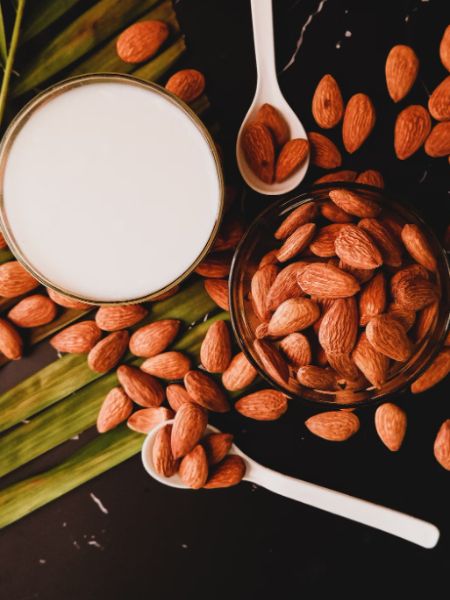 soaked almond or unsoaked almond, which is more healthy according to nutritionist dgtl