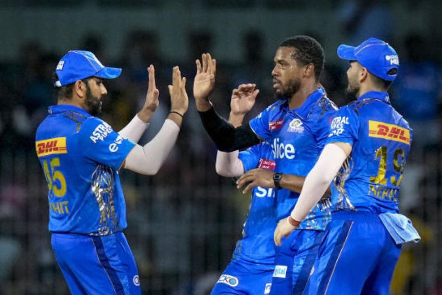 শিবালিক শর্মা, অংশুল কাম্বজ এবং নমন ধীর এই তিন ভারতীয় অল রাউন্ডারকেও দলে নিয়েছে মুম্বই। বেস প্রাইস ২০ লক্ষ টাকাতেই তাঁদের দলে নিয়েছেন অম্বানিরা।