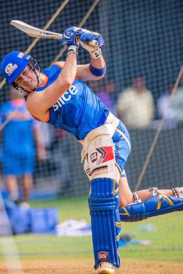 ২০২২ সাল থেকে মুম্বইয়ে রয়েছেন দক্ষিণ আফ্রিকার তরুণ তুর্কি ডেওয়াল্ড ব্রেভিস। তাঁর বিধ্বংসী ব্যাটিংয়ের জন্য ইতিমধ্যেই তিনি ‘বেবি এবি’ নামে পরিচিত। এই মরসুমে রোহিত, হার্দিকদের পাশাপাশি ডেওয়াল্ড ব্রেভিস হয়ে উঠতে পারেন মুম্বই দলের ব্যাটিং স্তম্ভ।