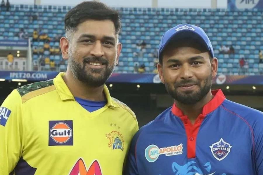 picture of MS Dhoni and Rishabh Pant
