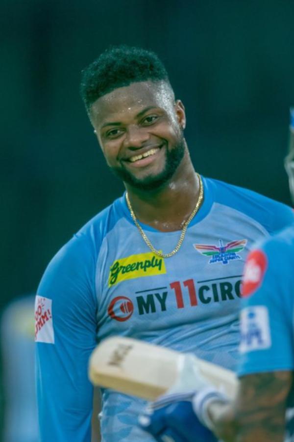 রোমারিয়ো শেফার্ড, বিশ্বকাপের মাঝেই তাঁকে দলে নিয়েছিল মুম্বই। হার্দিক পাণ্ড্যর সঙ্গে ওয়েস্ট ইন্ডিজ়ের এই অলরাউন্ডার হতে পারেন তুরুপের তাস। হার্দিককে দলে নেওয়ার আগেই রোমারিয়োকে দলে নেয় অম্বানিরা।