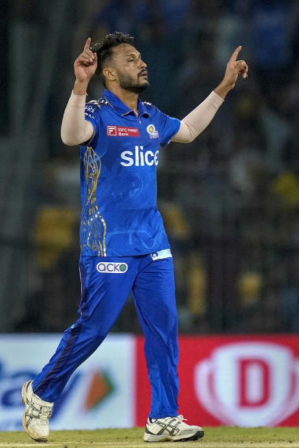 মুম্বই ইন্ডিয়ান্সের বোলার আকাশ মাধোয়ালকে ২০২৩-এর আইপিএলের আগে কেউই চিনতেন না। সেই আকাশকে এখন সকলেই চিনে গিয়েছেন। আগের আইপিএলে মুম্বই দলে বুমরার অভাব ঢেকে দিয়েছিলেন মাধোয়াল। একটি ম্যাচে পাঁচ রান দিয়ে পাঁচ উইকেট নিয়েছিলেন তিনি। আট ম্যাচে ১৪টি উইকেট নিয়েছিলেন। এই মরসুমেও মুম্বই দলের পেস আক্রমণ তৈরি হতে পারে তাঁকে ঘিরেই।