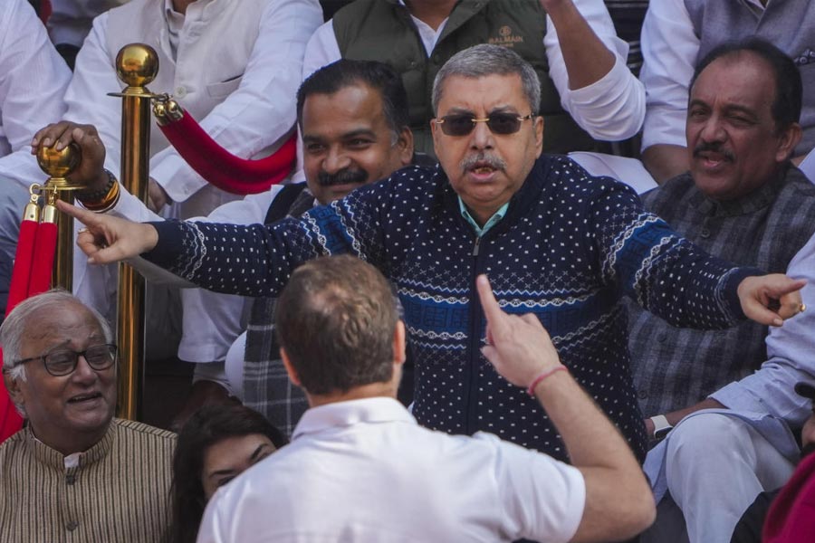 ‘মিমিক্রি’ একটা শিল্প এবং তিনি এক জন শিল্পী। উপরাষ্ট্রপতি জগদীপ ধনখড়কে নকল করে তাঁর কথাবার্তা এবং ভাবভঙ্গি নিয়ে বিতর্ক তৈরি হতে এমনই মন্তব্য করেছেন তৃণমূল সাংসদ কল্যাণ বন্দ্যোপাধ্যায়। 