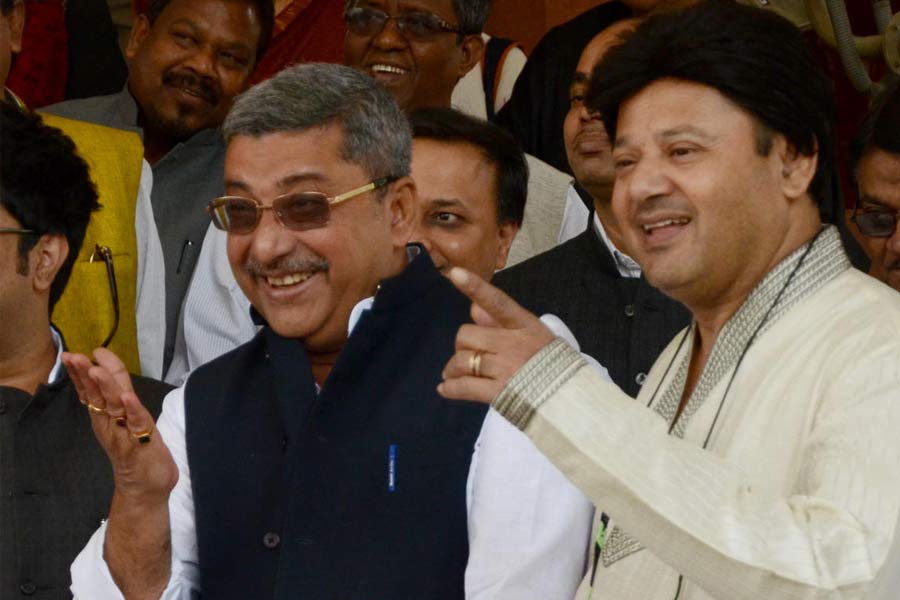 মিমিক্রিতে কল্যাণ ভালই। আর বিতর্কে জড়ানোও কল্যাণের কাছে নতুন কোনও বিষয় নয়। বরং আলটপকা মন্তব্য করে নিত্যনতুন বিতর্কে জড়ানো কল্যাণের অভ্যাস বলা যায়। কখনও তাঁর আক্রমণের মুখে পড়েন বুদ্ধদেব ভট্টাচার্য। কখনও শুভেন্দু অধিকারী তো কখনও জগদীপ ধনখড়। 