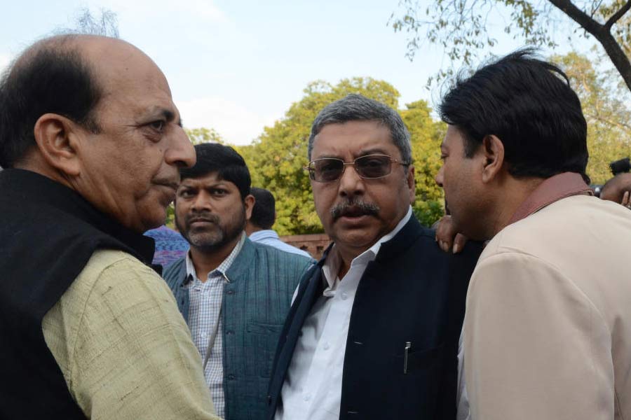 তৃণমূলের বলিয়ে কইয়ে সাংসদ হিসাবে কল্যাণের পরিচিতি। পেশায় আইনজীবী কল্যাণের ঘনিষ্ঠরা বলেন, সাংসদকে বোঝা কঠিন। তিনি এই হাসাহাসি করেন তো ওই রেগে যান। আর মাঝেমধ্যে এমন কিছু বলে ফেলেন, যাতে দলকেও অস্বস্তিতে পড়তে হয়। মঙ্গলবারের ‘শিল্প’ তো তারই প্রতিফলন।