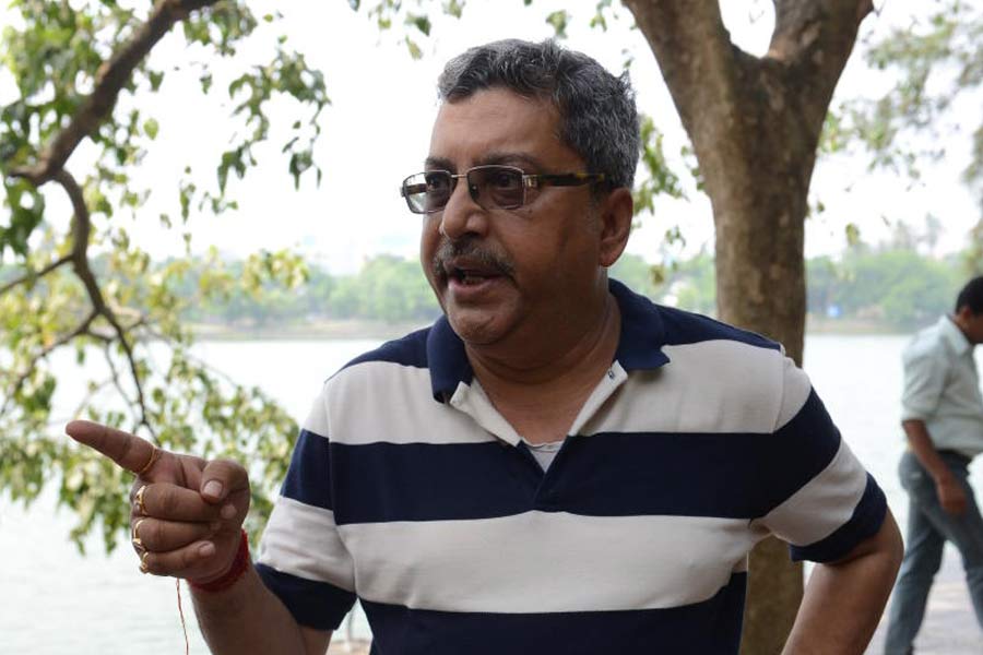 বেশ কয়েক বছর আগে আরও একটি গানের মঞ্চে দেখা যায় কল্যাণকে। নিজের লোকসভা কেন্দ্রে একটি সাংস্কৃতিক অনুষ্ঠানে ‘নদীয়াঁ সে দরিয়া’ গাইতে গাইতে কোমর দোলান। তা নিয়ে জোর চর্চা হয়।