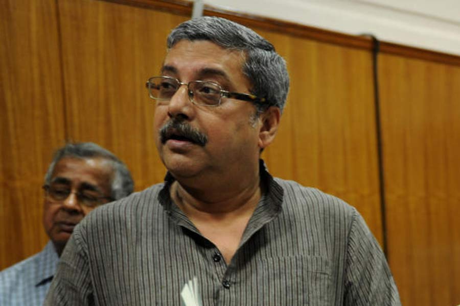 বুদ্ধদেব ভট্টাচার্যকে উদ্দেশ্য করে কল্যাণ বলেন, ‘‘উনি শিল্প বোঝেন না। শিক্ষা বোঝেন না। কিচ্ছু বোঝেন না। শুধু নন্দনে বসে স্কচ-হুইস্কি। আর দু’-চারটে সামনে মহিলা থাকবে, এর বাইরে কিছু বোঝেন না।’’