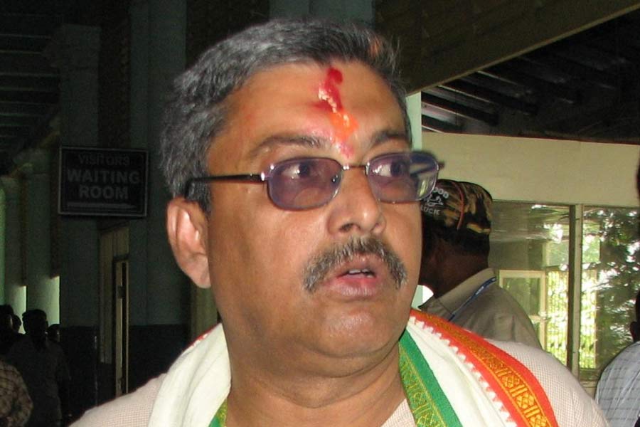 বুদ্ধতেই শেষ নয়। কংগ্রেসের প্রাক্তন সাংসদ দীপা দাশমুন্সিকেও নিয়ে বিতর্কিত মন্তব্য করেছেন কল্যাণ। এক বার তিনি বলেছিলেন, তিনটি রুটি হলে দুটি খান, একটি কপালে লাগিয়ে নেন দীপা। কংগ্রেস নেত্রীর বড় টিপ পরার অভ্যাস নিয়ে এই টিপ্পনী করেন কল্যাণ। এ নিয়েও শোরগোল হয়েছিল। 