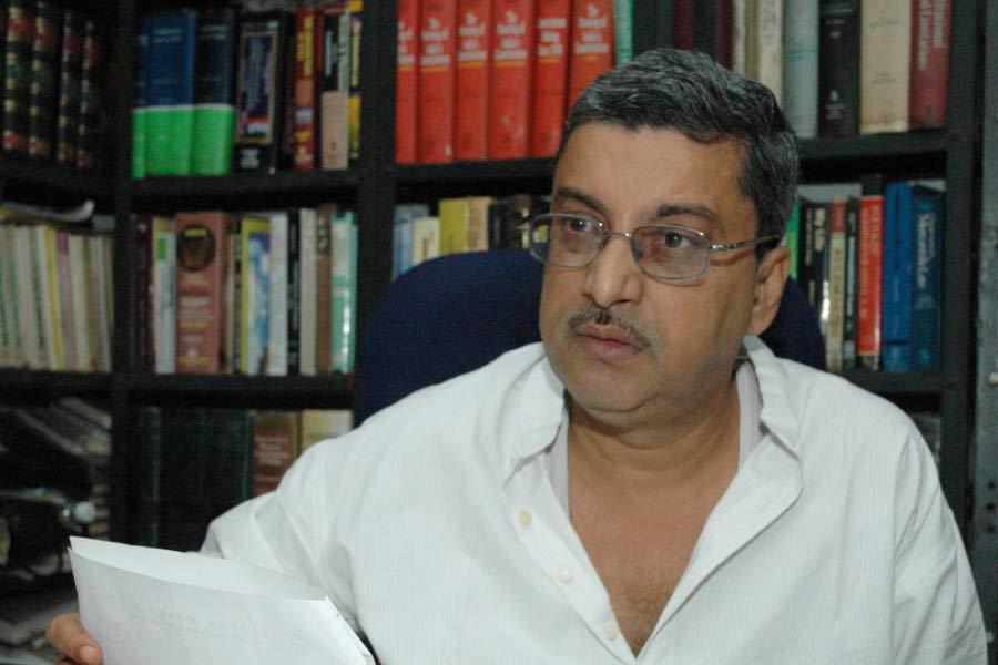 ২০২১ সালের বিধানসভা ভোটের আগে শুভেন্দু অধিকারীর রাজনৈতিক অবস্থান নিয়ে তখন জল্পনা তুঙ্গে। আচমকা তাঁকে তীব্র আক্রমণ করেন কল্যাণ। একটি জনসভা থেকে কল্যাণ শুভেন্দুর নাম না করে বলেন, ‘‘মমতা বন্দ্যোপাধ্যায় নামে গাছের তলায় বড় হয়েছিস। চারটে মন্ত্রিত্ব পেয়েছিস। চার খানা চেয়ারে আছিস। কত পেট্রল পাম্প করেছিস! মমতা বন্দ্যোপাধ্যায় না থাকলে তো মিউনিসিপ্যালিটিতে আলু বিক্রি করতিস রে, আলু বিক্রি করতিস!’’