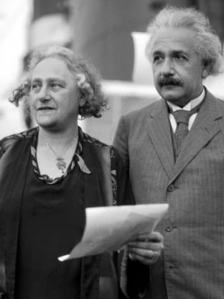 From Albert Einstein to Elizabeth-2 these 8 famous people of the world married their Cousin dgtl