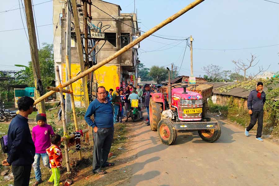 রাস্তায় টোল আদায়ের অভিযোগ। শুক্রবার তিরোলে।