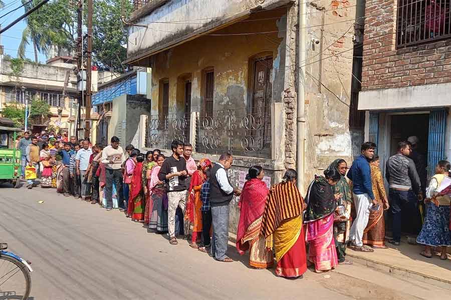 Cosumers agitated as LPG Subsidy office forced them to buy pipes along with Biometric update