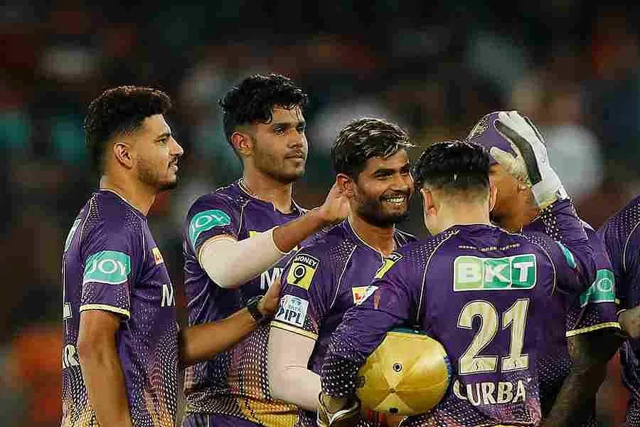 Who are the new players in Kolkata and who are the old players in Knight Riders team