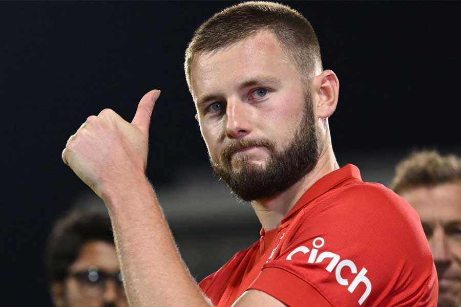 Who are the new players in Kolkata and who are the old players in Knight Riders team