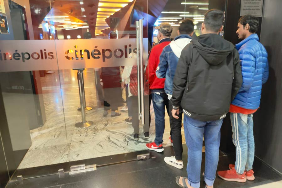 বিগত কয়েক দিন ধরে প্রশ্ন উঠছিল, চলতি বছরে বাদশার অন্য দুটো ছবির মতো এই ছবি ঘিরে উৎসাহ তেমন নেই। অ্যাকশন ছেড়ে ‘ডাঙ্কি’তে শাহরুখ কমেডি অবতারে হাজির হচ্ছেন বলেই নাকি দর্শকদের উৎসাহের পারদ নিম্নগামী।