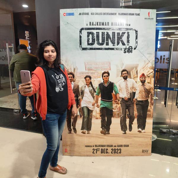 বৃহস্পতিবারের সকাল কিন্তু সেটাই প্রমাণ করল। এক হল মালিকের কথায়, “এই ছবি তো আবেগের। তার উপর পরিচালক রাজকুমার হিরানি। তাই ছবি ভাল হলে পরে ধীরে ধীরে ভিড় বাড়বে। প্রথম শোয়ের ভিড় দিয়ে কিছু বিচার করা মুশকিল।”