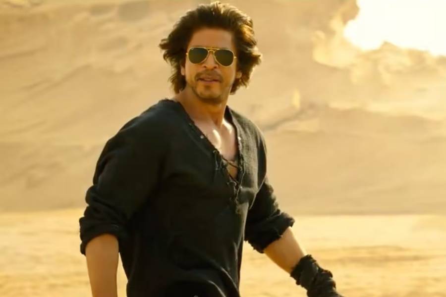 চলতি বছর শাহরুখ খানের তৃতীয় ছবি এটি। একের পর এক রেকর্ড ভেঙে তাঁর জনপ্রিয়তা ছাপিয়ে গিয়েছে আগের সব ছবির আশাকে। তবে বাকি দু’টি ছবি ‘পাঠান’ এবং ‘জওয়ান’ ছিল মারকাটারি অ্যাকশন ছবি। তবে ‘ডাঙ্কি’র পরিচালক অন্য পথে হেঁটেছেন। 