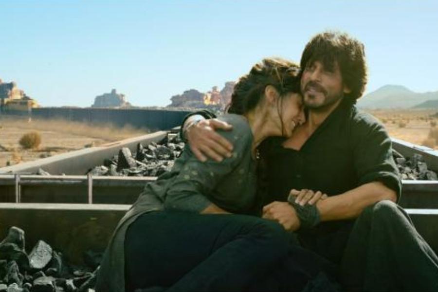 এই মাসেই মুক্তি পেয়েছে দক্ষিণী তারকা প্রভাসের ছবি ‘সালার’। গত কয়েক বছরে দক্ষিণী ছবির জনপ্রিয়তা দশ গোলে হারিয়েছে বলিউডকে। তবে শাহরুখ খানের হাত ধরে সেই ধারায় বদল এসেছে। ‘ডাঙ্কি’ কি পারবে সেই ধারা পরিবর্তন করতে? উত্তর অবশ্য সময়ের গর্ভে।