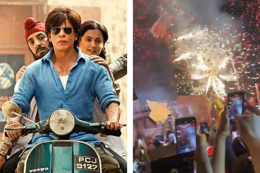 Shah Rukh Khan fans groove on Lut Put Gaya song, stampede like situation outside Mumbai hall