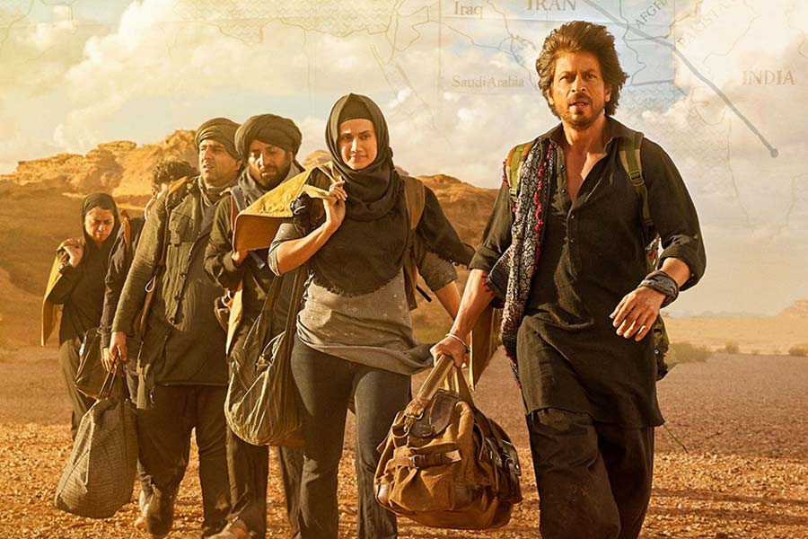 এই সব ভিডিয়ো আর ছবির মূল বক্তব্য একটিই। আমেরিকা-ইওরোপে যাওয়ার স্বপ্নে বিভোর হয়ে কেউ এই ভয়ানক রাস্তা বেছে নিও না। ‘ডাঙ্কি রুটে’ যেও না।  তার থেকে নিজের দেশেই থাক। পরিশ্রম করে বাঁচো। কিন্তু এই ‘ডাঙ্কি রুট’ আর রাজকুমার হিরানি পরিচালিত কিং খানের সিনেমা ‘ডাঙ্কি’ কি এক?