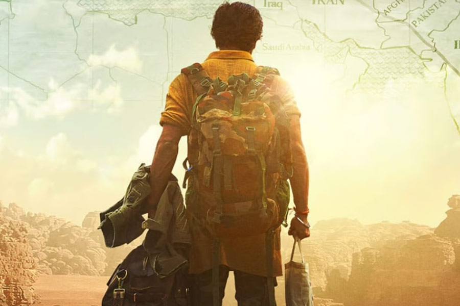 বৃহস্পতিবার ভোরে মুক্তি পেয়েছে শাহরুখের সিনেমা। জানা গিয়েছে, সেই সিনেমার মূল বিষয়বস্তু আবর্তন করেছে এই ভয়াবহ ডাঙ্কি রুট নিয়েই। সিনেমা মুক্তির দিন কয়েক আগে অবশ্য শাহরুখ নিজেও দুবাইয়ে এই নামরহস্য থেকে পর্দা সরিয়েছিলেন। 