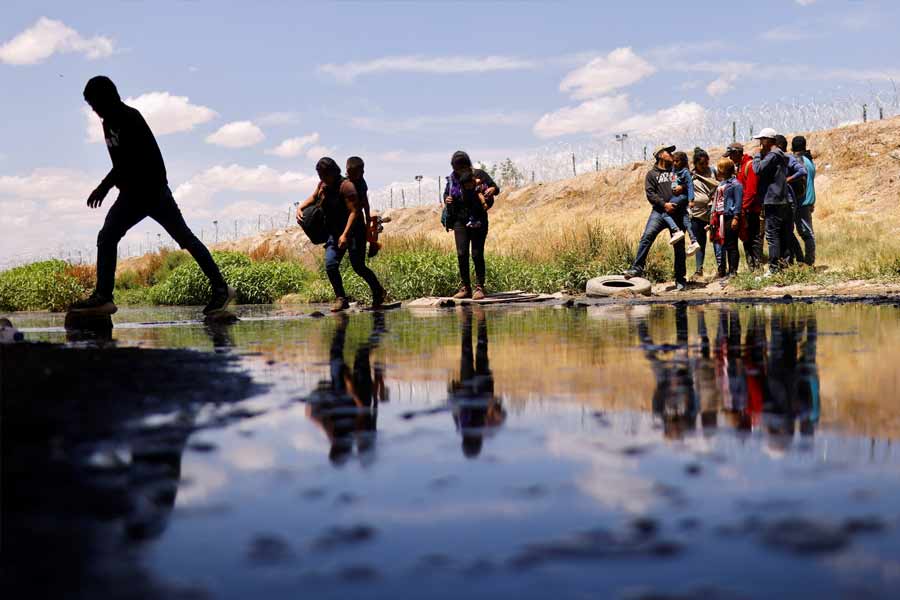 কিন্তু এই সফর ভয়াবহ কেন? কেমন এর রাস্তা? ডাঙ্কি রুটে বিদেশে পৌঁছনোর ঝুঁকিটা কোথায়? যাঁরা এই পথে শেষ পর্যন্ত তাঁদের স্বপ্নপূরণ করতে পেরেছেন, তাঁরা বলছেন ঝুঁকি কোনও এক জায়গায় নয়। ঝুঁকি পদে পদে! 