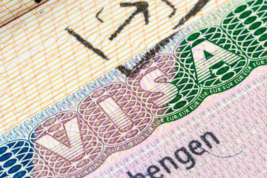 সাধারণত ইক্যুয়েডর, বলিভিয়া, গুয়ানার মতো লাতিন আমেরিকার দেশে ভারতীয়দের জন্য বিশেষ সুবিধা। ভারতীয়রা এ সব দেশে পৌঁছনোর পরও ভিসা পেতে পারেন। ব্রাজিল, ভেনেজুয়েলার মতো লাতিন আমেরিকার দেশও ভারতীয়দের সহজে পর্যটক ভিসা দিয়ে দয়।