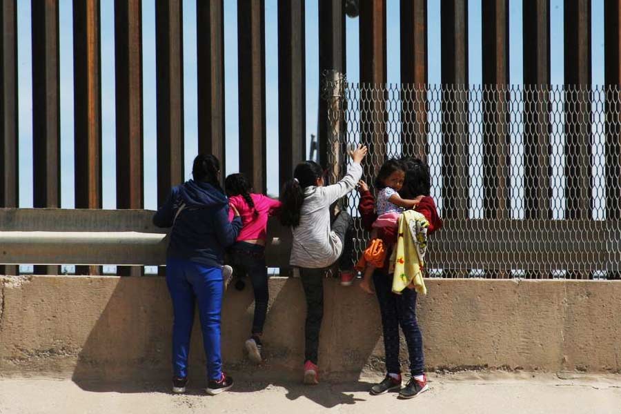 এই এজেন্টরা আসলে বিভিন্ন দেশের মধ্যে ছড়িয়ে থাকা মানব পাচার জালের সদস্য। যাঁর যে দেশে যোগাযোগ রয়েছে, সেখানেই তারা নিয়ে যাবে বিদেশ যেতে ইচ্ছুক ভারতীয় শরণার্থীদের। শেষ পর্যন্ত অবশ্য তারা কাঙ্খিত গন্তব্যে পৌঁছবে কি না, কতটা নিরাপদ হবে সফর, তা কেউ বলতে পারবে না।