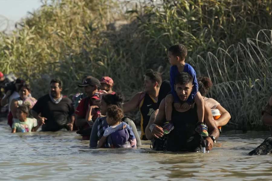 যেমন বলা যায় না এই সফরে কত দিন সময় লাগবে, তা-ও। পঞ্জাব থেকে গত বছর আমেরিকায় পৌঁছনো এক শরণার্থী জানিয়েছেন, তাঁর ৮ মাস সময় লেগেছিল ডাঙ্কি রুটে গন্তব্যে পৌঁছতে। তবে এই ৮ মাসের প্রথম দেড় মাস ভারতেই অপেক্ষা করে কেটেছে তাঁর। 