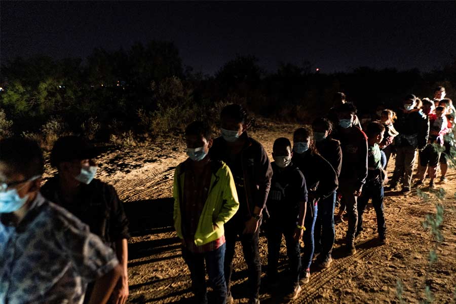 গুয়াতেমালায় হাত বদল করা হয় শরণার্থীদের। এজেন্টরা নতুন পাচারকারীদের হাতে তুলে দেয় তাঁদের। এ বার এই নতুন পাচারকারীদেরই দায়িত্ব শরণার্থীদের মেক্সিকো পার করে আমেরিকার সীমান্তে পৌঁছে দেওয়ার।